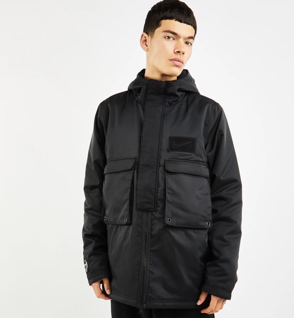 Nike Lebron Protect Outdoorjacke in Schwarz für 63,99€ (statt 128€)