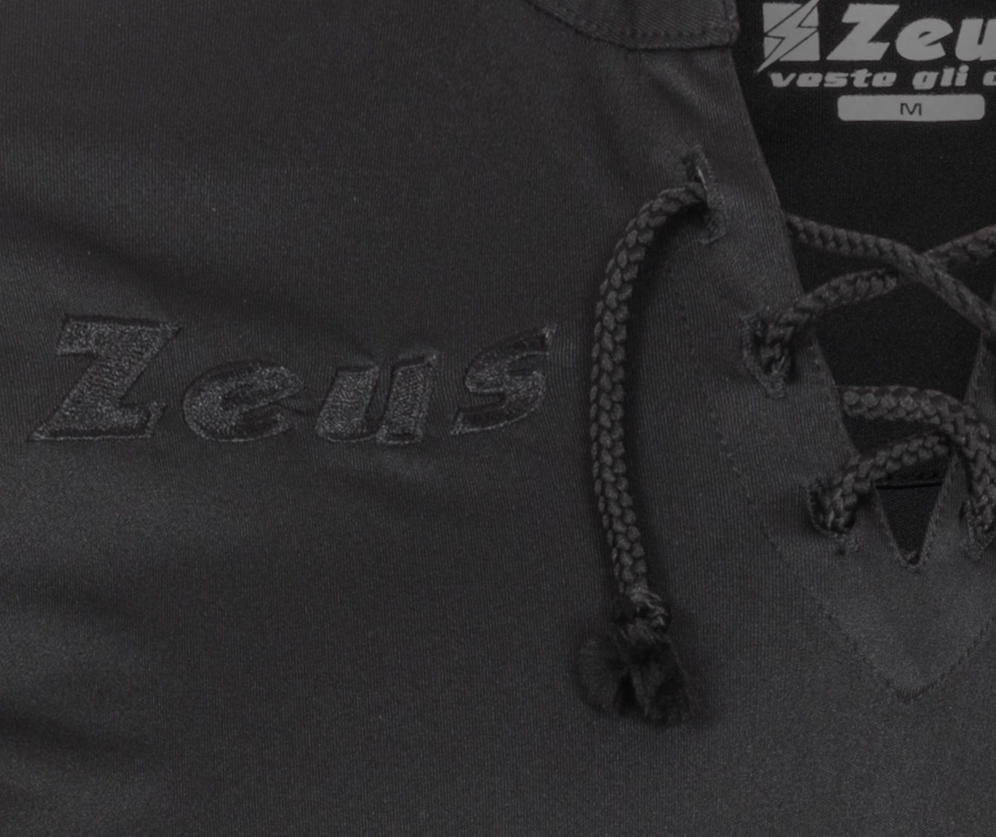 Zeus x Sportspar Legend Fußball Set Trikot mit Shorts in Schwarz für 9,50€ (statt 20€)
