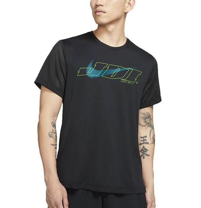 Nike Sport Clash Trainingshirt in Schwarz für 17,94€ (statt 45€)