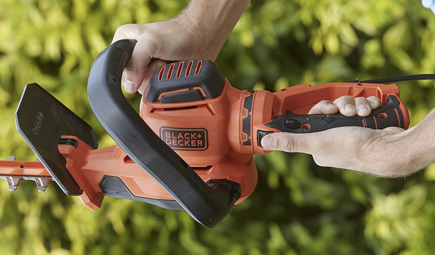 Black+Decker BEHTS551 QS Elektro Heckenschere mit 650W und 60 cm Schwertlänge für 89,17€ (statt 114€)