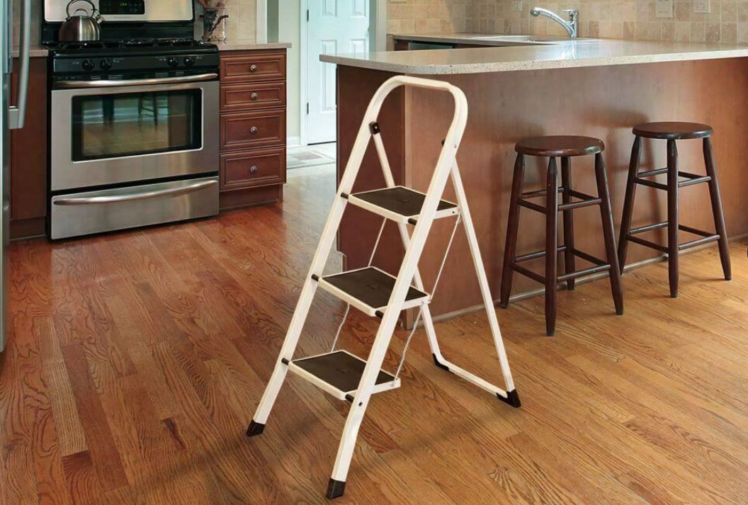 Hailo K20   3 Stufen Klapptritt Weiß mit Sicherheitsbügel für 35,99€ (statt 50€)