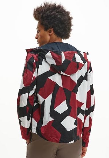 Tommy Hilfiger Lightweight Geometric Jacke im Dazzle Camo Look für 134,99€ (statt 170€)