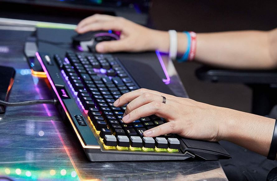 Corsair K95 RGB Platinum Mechanische Gaming Tastatur für 140,99€ (statt 173€)