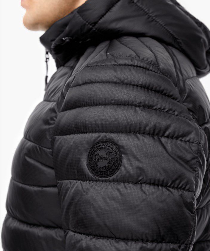 s.Oliver Jacke mit Kapuze in schwarz für 40€ (statt 50€)