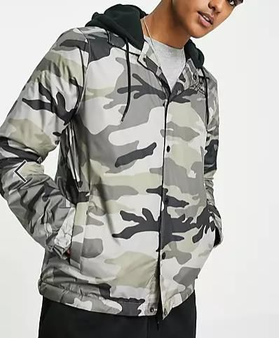 Hollister – Trainingsjacke aus Sweatshirt Stoff und Military Muster für 46,28€ (statt 89€)