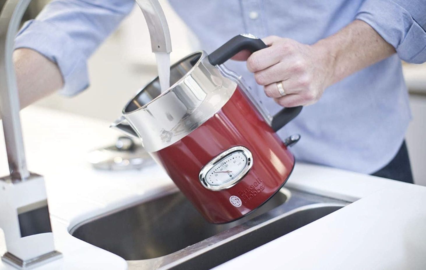 Russell Hobbs Retro Wasserkocher in Rot für 43,99€ (statt 51€)   Prime