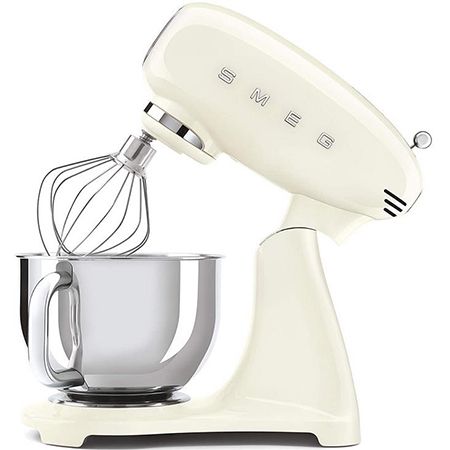 Smeg SMF03   Küchenmaschine mit 4,8 Liter Rührschüssel in Creme für 333€ (statt 384€)