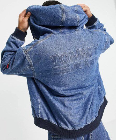 Tommy Jeans – Fleecejacke   mittlere Waschung mit Kapuze für 127,92€ (statt 160€)