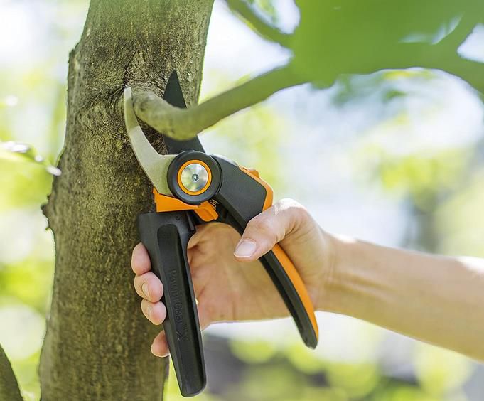 Fiskars PowerGear PX94 Bypass Gartenschere mit Rollgriff für 19,99€ (statt 33€)