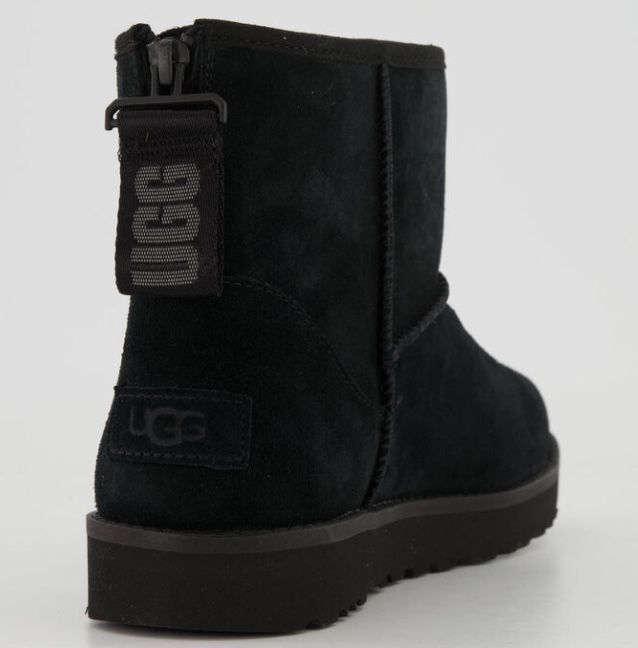 UGG Damen Stiefeletten Classic Mini Logo Zip für 133,72€ (statt 180€)