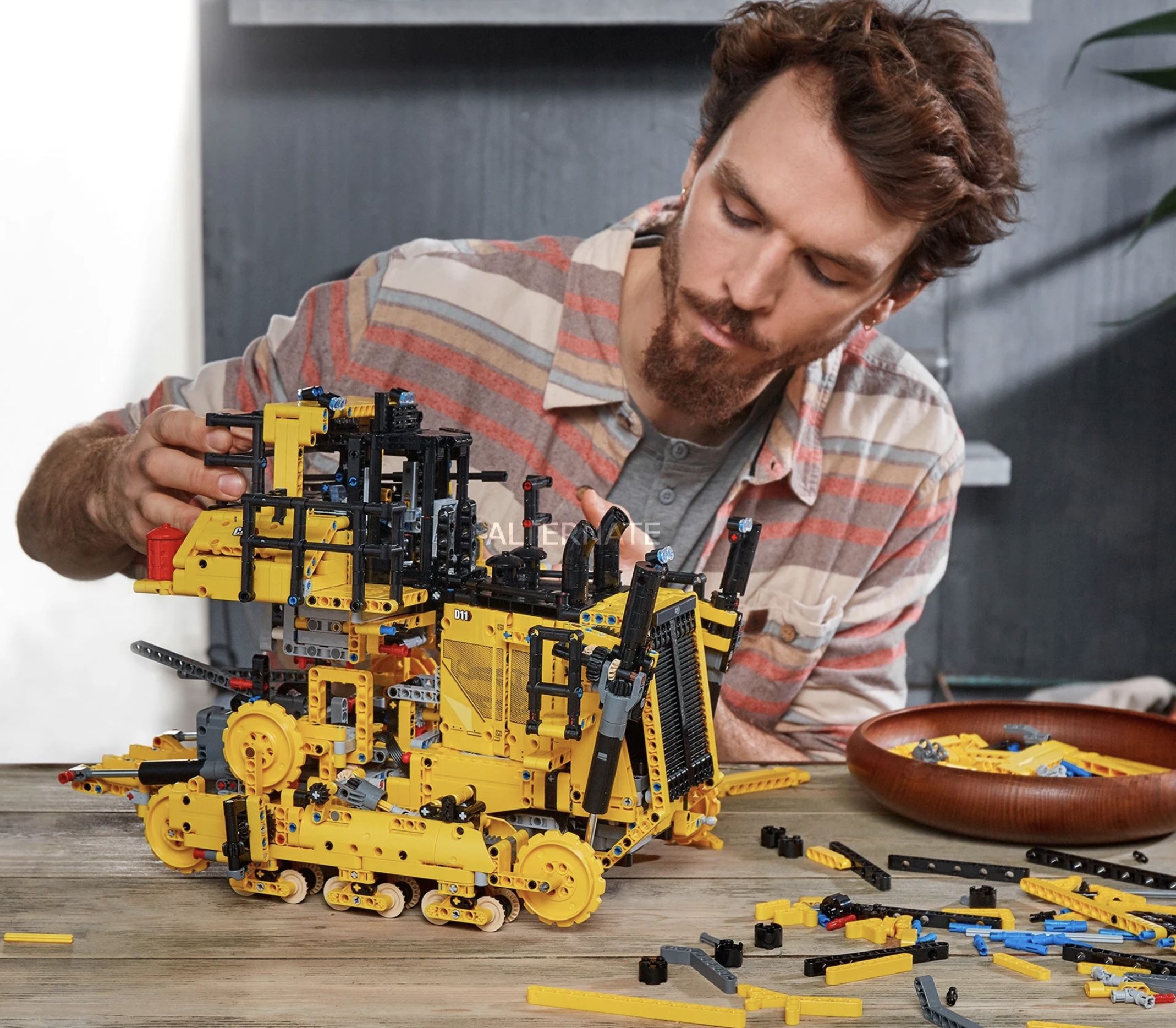 LEGO Technic   Appgesteuerter Cat D11 Bulldozer (42131) für 309€ (statt 342€)
