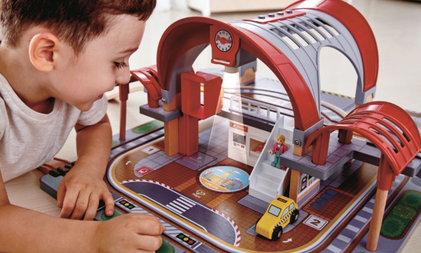 Hape Großstadtbahnhof Holzeisenbahn Set für 66,23€ (statt 81€)