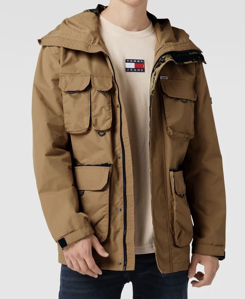 Tommy Jeans Jacke mit Kapuze in Khaki ab 79,99€ (statt 129€)