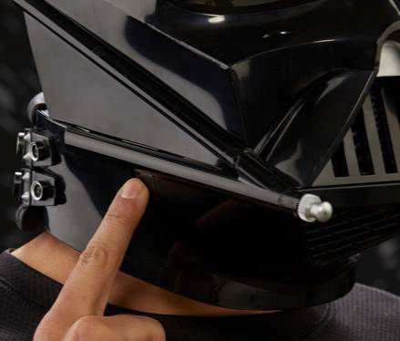 Hasbro Star Wars   Darth Vader Helm mit Atemgeräusch Funktion für 102,84€ (statt 165€)