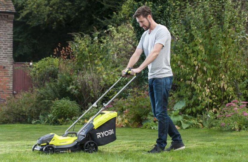 Ryobi ONE+ Ak­ku Ra­sen­mä­her RLM18C33B 25 mit 2,5Ah Akku für 171,89€ (statt 196€)