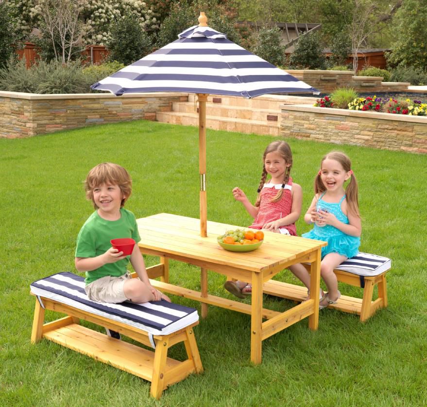 Kidkraft Gartentischset mit Bänken, Kissen und Sonnenschirm für 155,99€ (statt 176€)