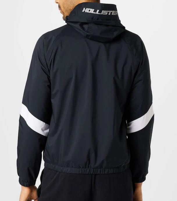 Hollister Herren Übergangsjacke in Schwarz für 76,42€ (statt 90€)   Gr: M   XL