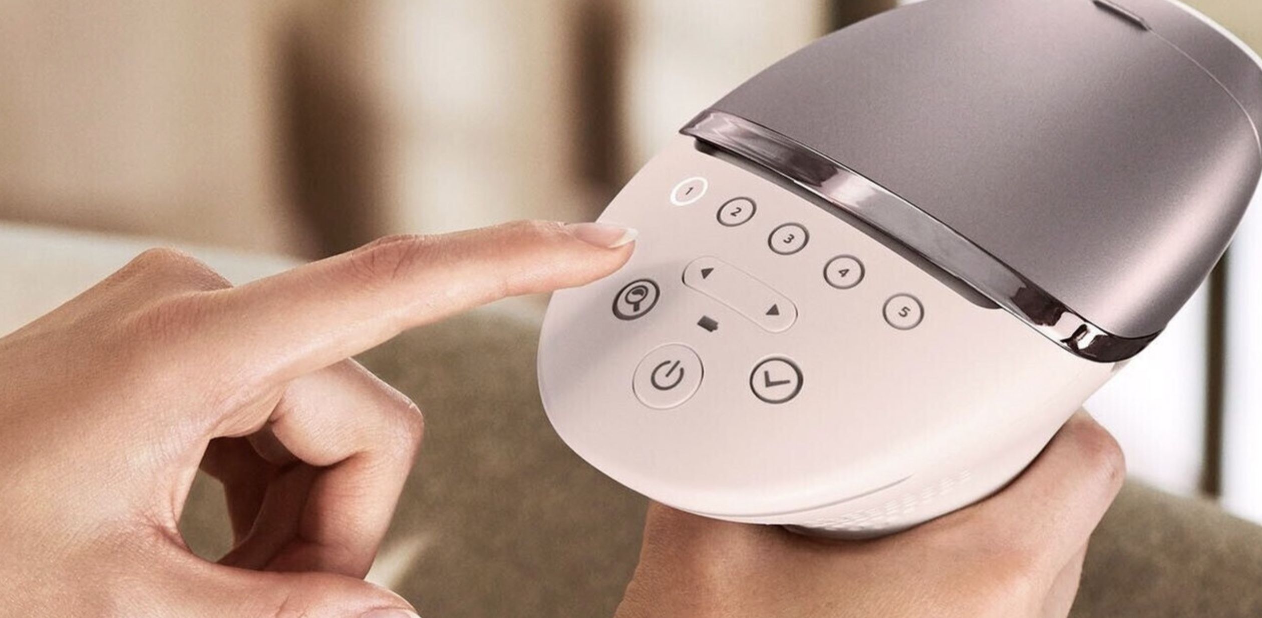 Philips Lumea BRI958 IPL Haarentferner mit SmartSkin Sensor inkl. 4 Aufsätzen für 389,99€ (statt 492€)