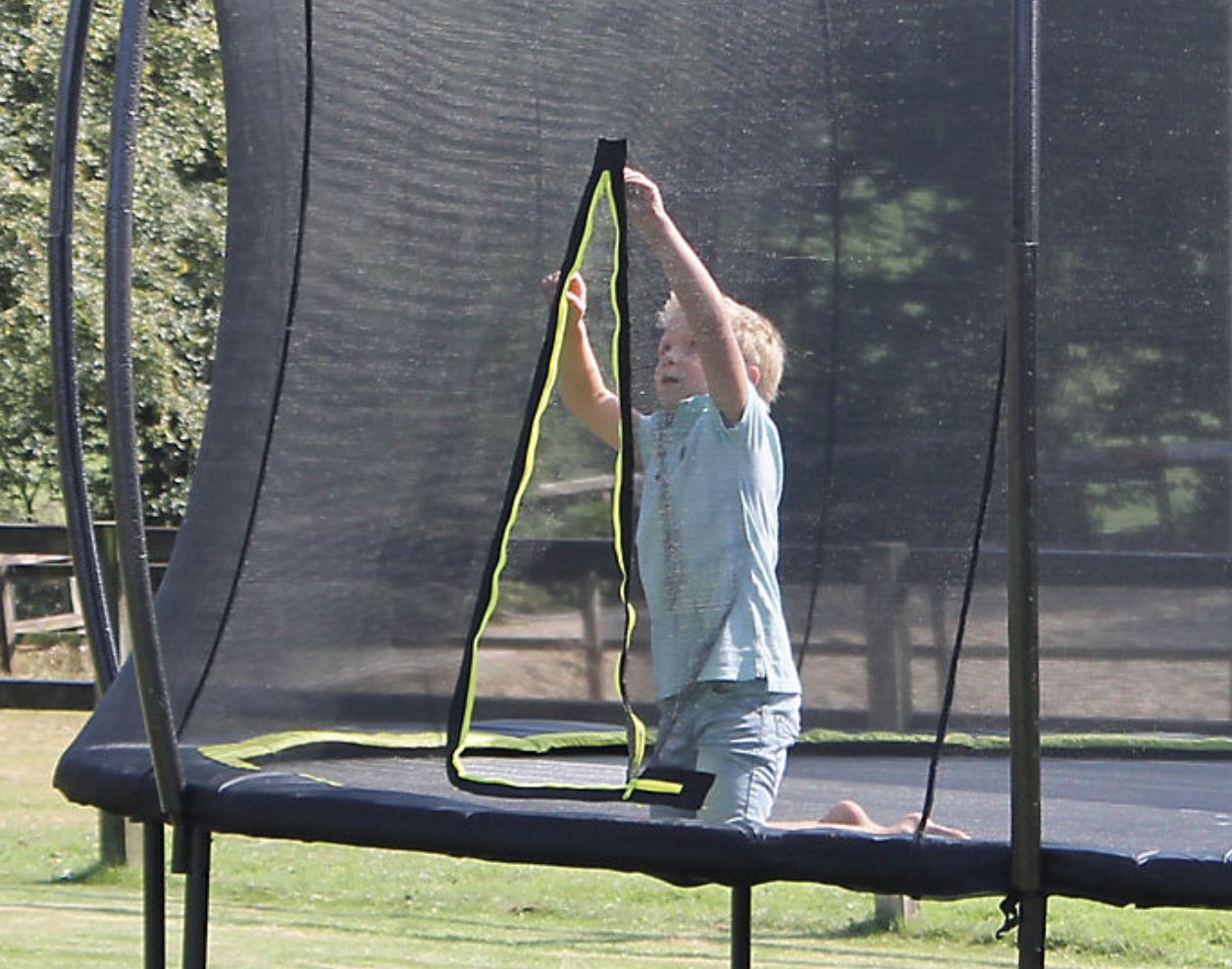 Exit Toys Silhouette Trampolin mit 214/305 cm inkl. Sicherheitsnetz für 189€ (statt 320€)