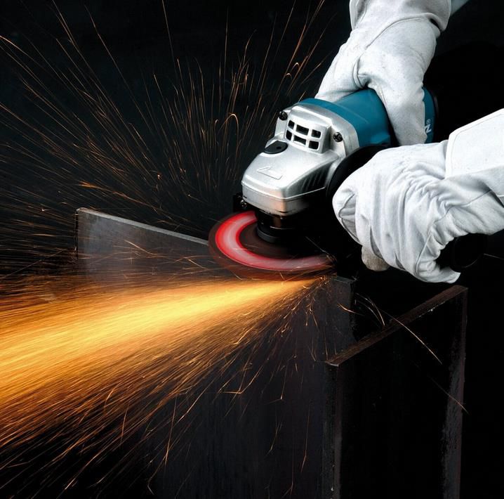 Makita 9558HNRX1 Winkelschleifer mit Schruppscheibe und 5 Trennscheiben für 53,94€ (statt 70€)