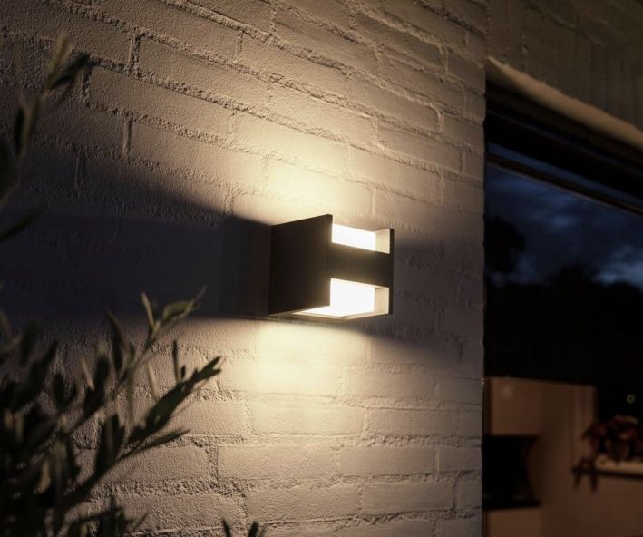 Philips Hue Outdoor Fuzo LED Wandleuchte für 49,89€ (statt 65€)