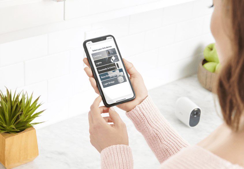 ARLO Essential Spotlight wireless IP Kamera für 65€ (statt 88€)