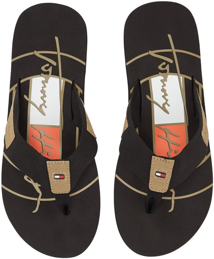 Tommy Hilfiger Embossed Hilfiger Beach Sandal Herren Zehentrenner für 28,12€ (statt 35€)