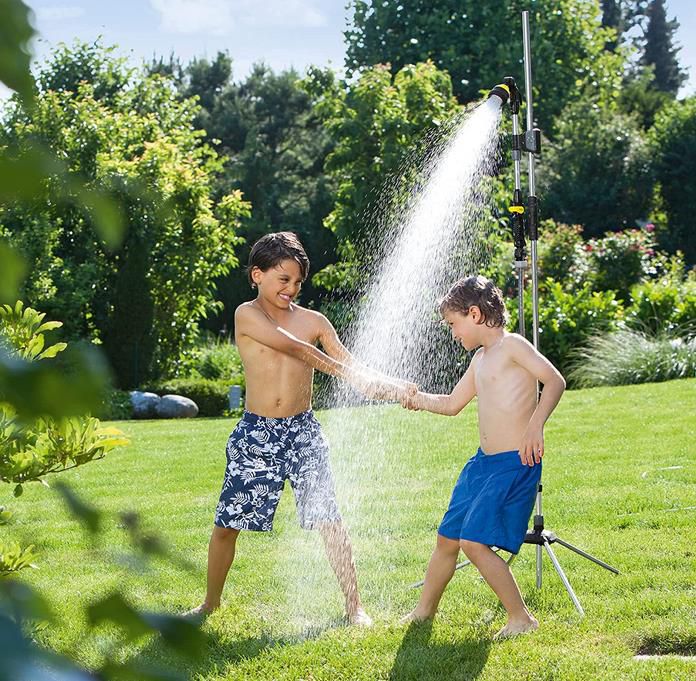 Kärcher Dreibein Gartendusche und Gießstab mit beweglichem Sprühkopf für 18€ (statt 25€)