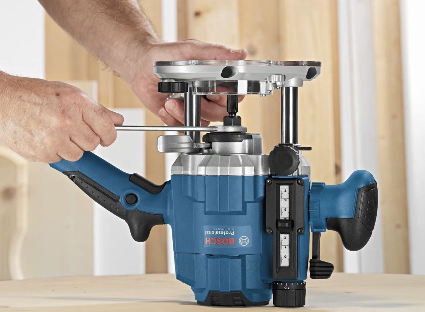 Bosch Professional Oberfräse GOF 1250 CE mit 1.250 Watt für 272,37€ (statt 295€)