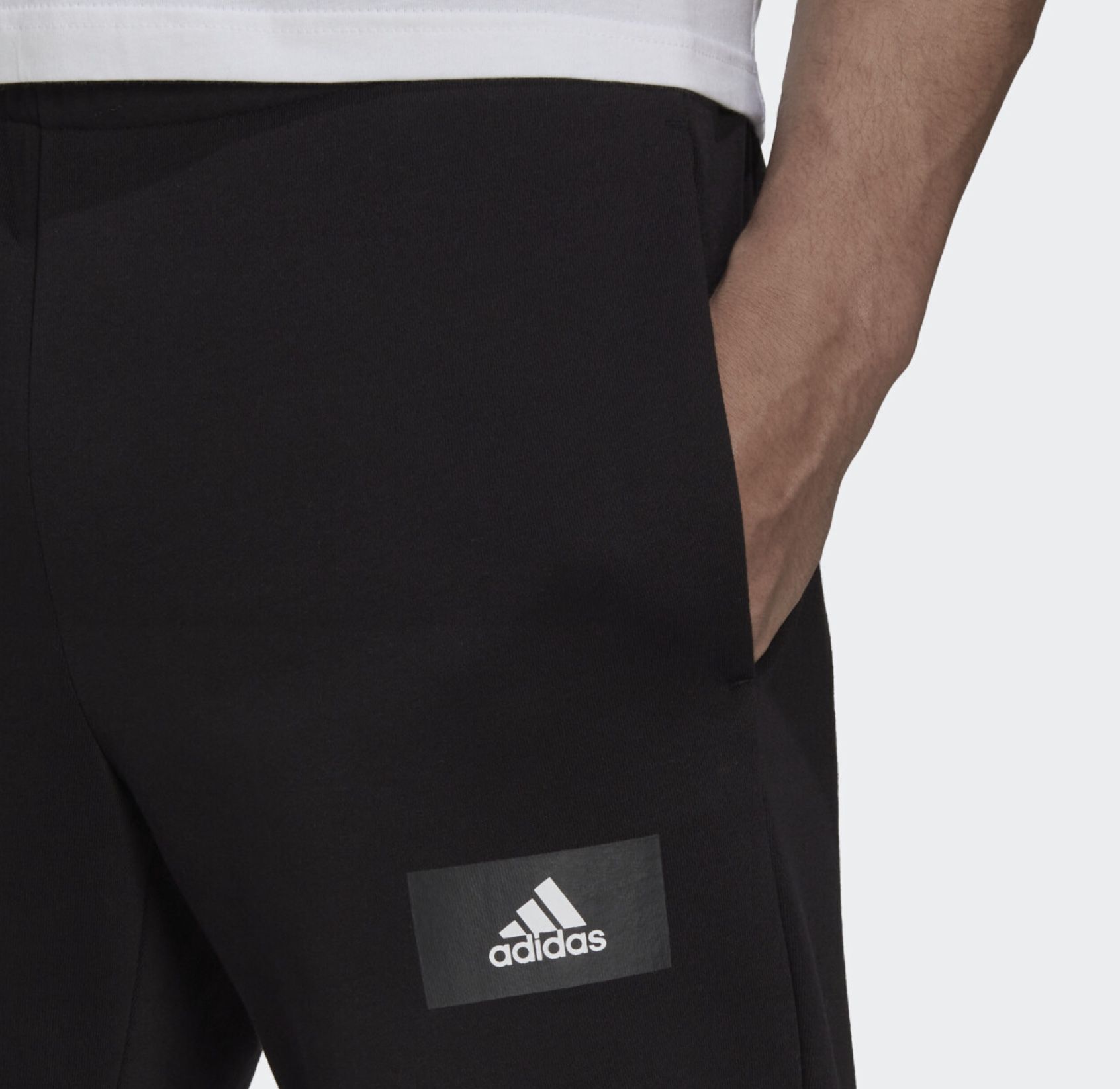 adidas Essentials FeelVivid Cotton Fleece Jogginghose für 23,98€ (statt 41€)   XL + XXL