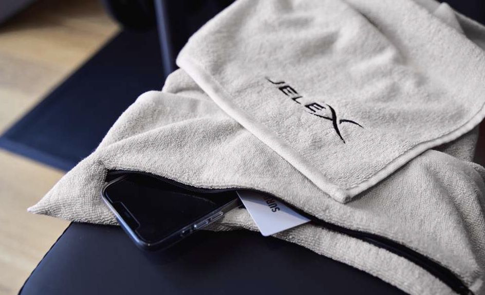 JELEX 100FIT Fitness Handtuch in Grau mit Zip Tasche für 8,42€ (statt 12€)