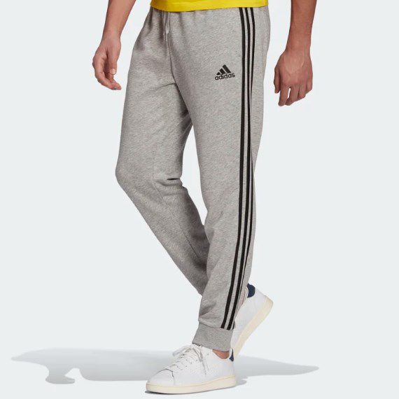 Adidas Essentials Jogginghose mit 3 Streifen in Grau für 16,10€ (statt 29€)
