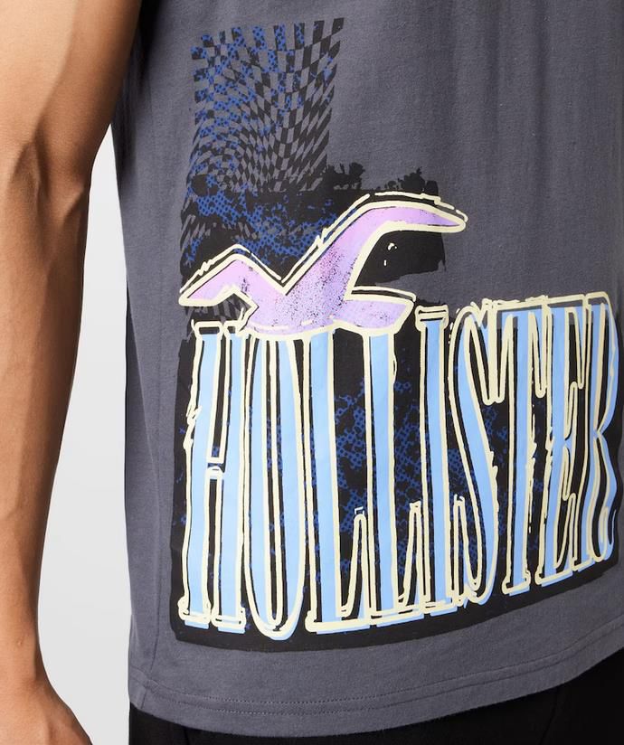 Hollister Herren T Shirt mit Seitenprint für 16,90€ (statt 22€)