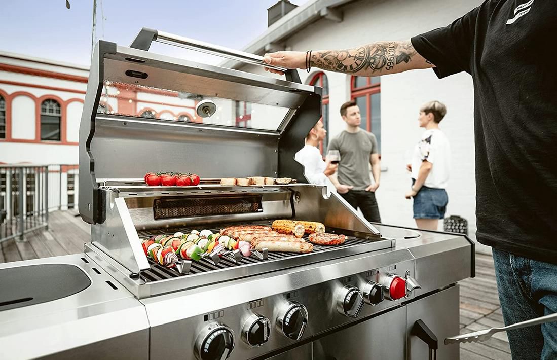 Enders Kansas II Pro 4 SIK Profi Turbo Gasgrill mit 800°C Zone für 839,20€ (statt 904€)