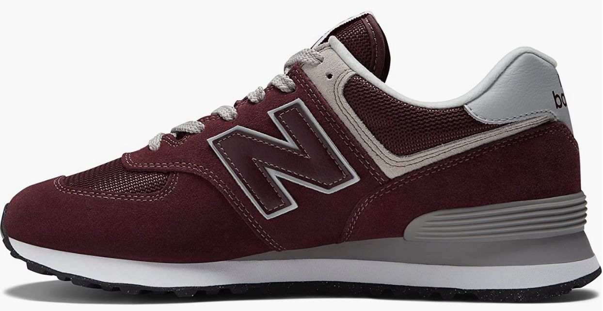 New Balance 574 Herren Wildleder Sneaker in Rot für 50€ (statt 65€)