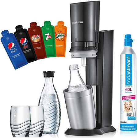 SodaStream Crystal 2.0 inkl. Zylinder, 2x Glaskaraffen, 2x Gläser, 6x Sirup für 89,99€ (statt 118€)