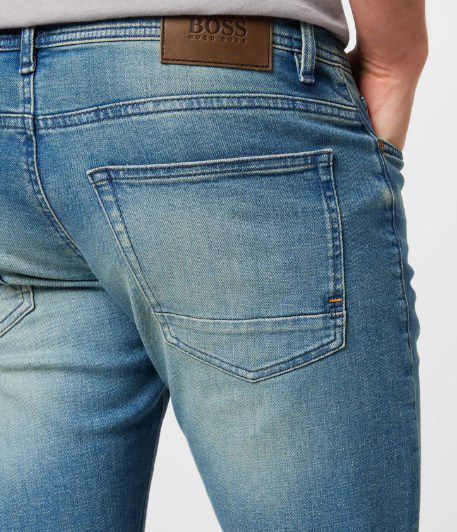 BOSS Casualwear/Delaware Slim Fit Jeans mit Brand Detail für 67,99€ (statt 91€)