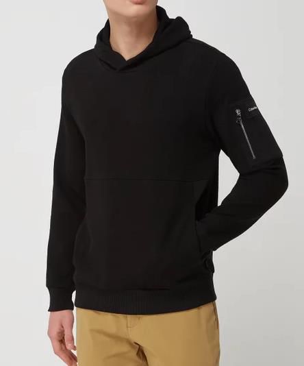 Calvin Klein Hoodie mit Ärmeltasche für 59,49€ (statt 83€)   Restgrößen