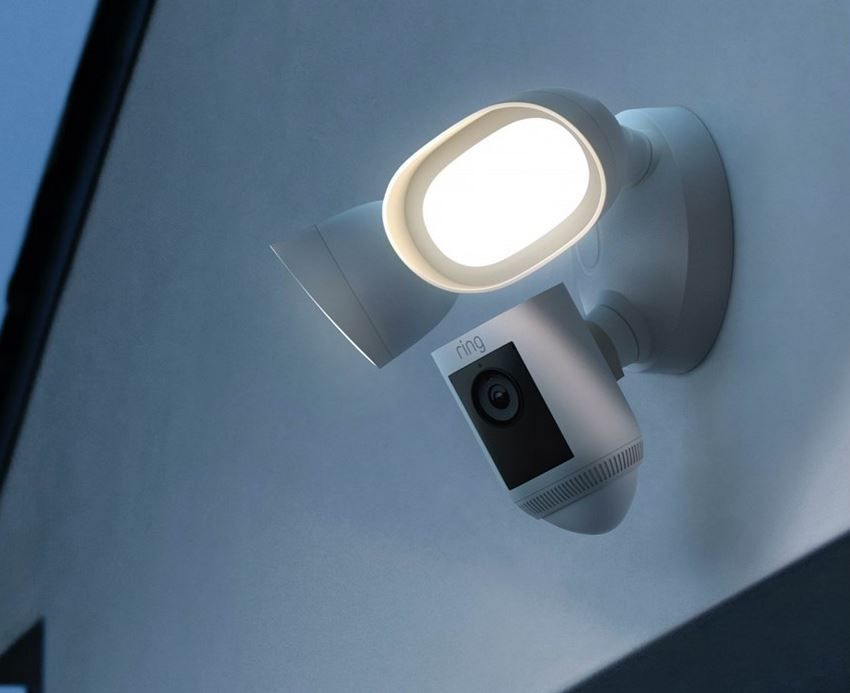 Ring Floodlight Cam Wired Pro mit Nachtsicht für 200,34€ (statt 231€)