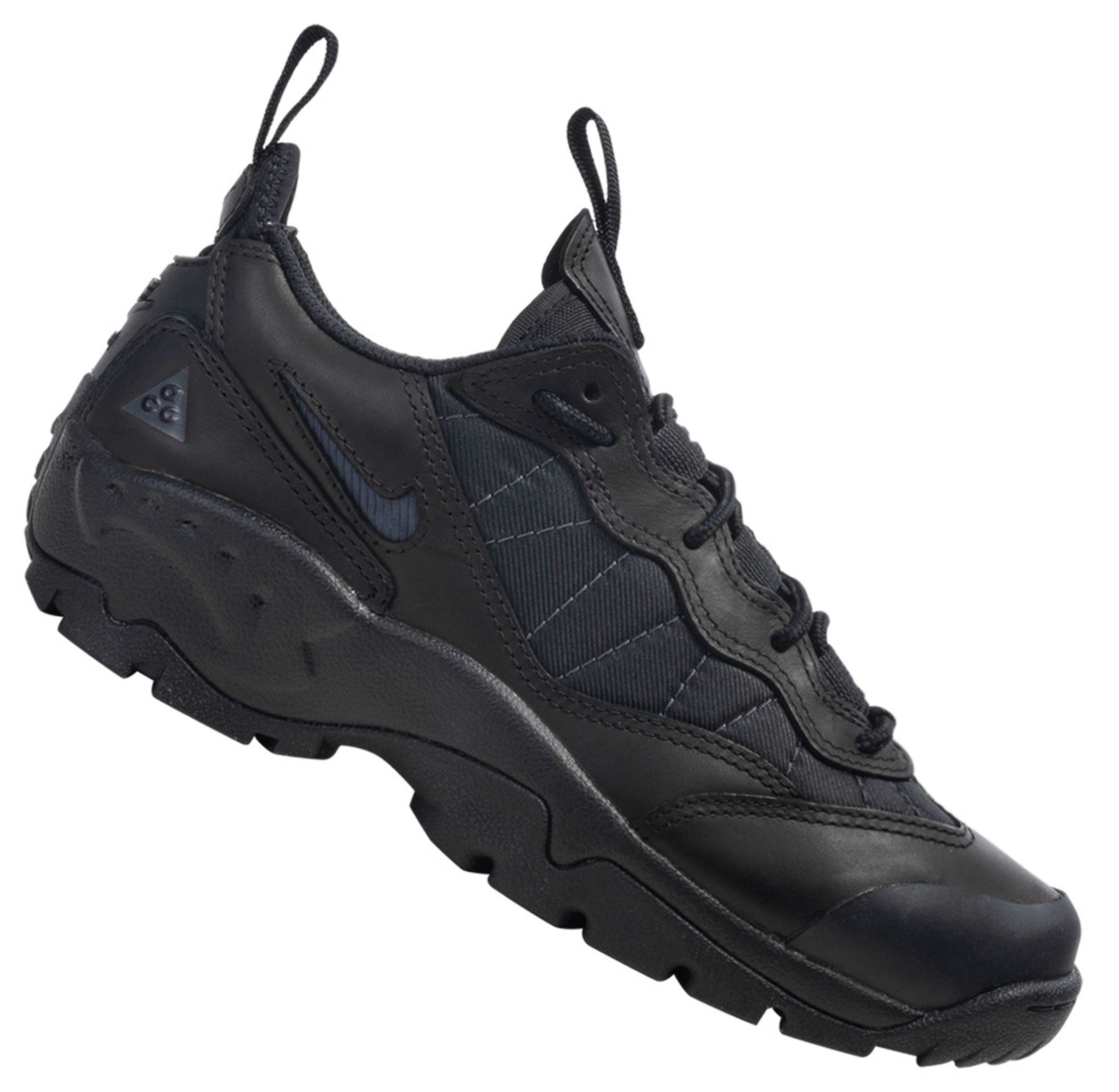 Nike ACG Air Mada wasserdichter Sneaker in Schwarz für 79,99€ (statt 101€)