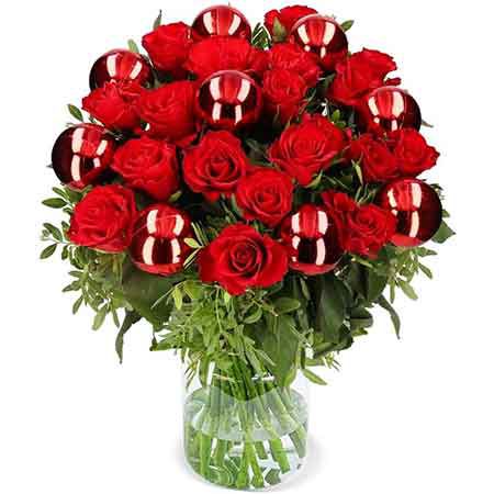 Blumenstrauß Christmas Red mit 17 Rosen, 4 Pistacia & 9 Kugeln für 27,98€