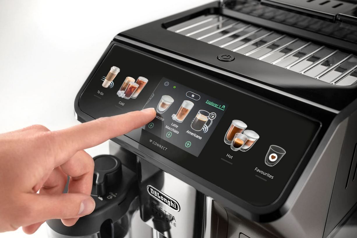 DeLonghi Eletta Explore Kaffeevollautomat + To Go Becher & Pflegeset für 747,15€ (statt 867€)