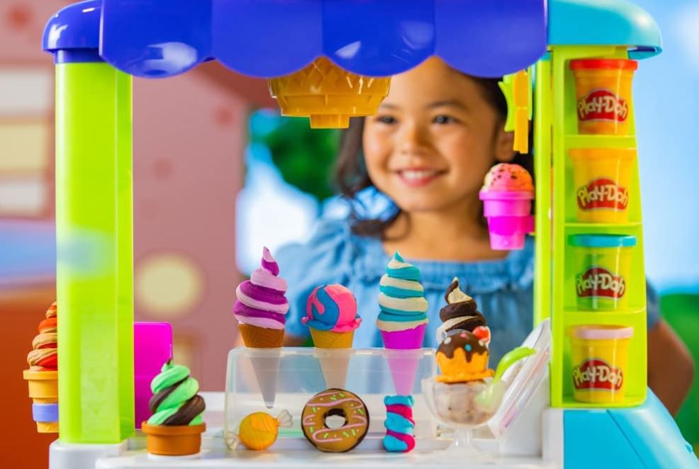 Play Doh Großer Eiswagen mit 27 Accessoires, 12 Dosen und Sound für 69,90€ (statt 85€)