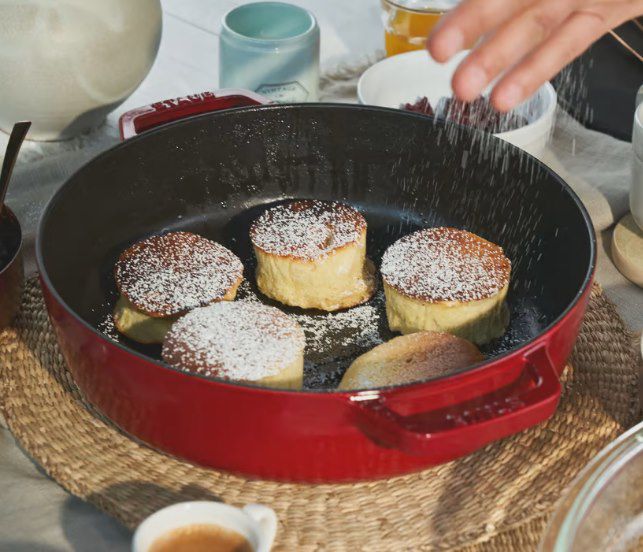 Staub Chistera Bräter aus Gusseisen mit Glasdeckel (28 cm) für 92,53€ (statt 129€)