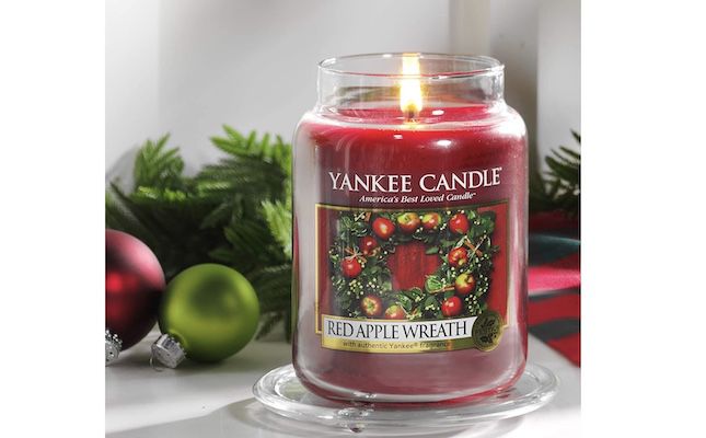Yankee Candle Duftkerze Red Apple Wreath für 17,99€ (statt 28€)