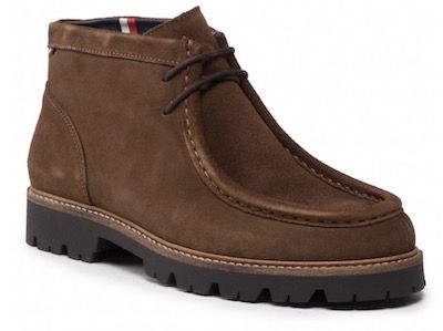 Bis 50% Rabatt auf Schuhe bei eSchuhe   z.B. Tommy Hil­fi­ger Suede Chukka Moc­ca­sin für 95€ (statt 144€)