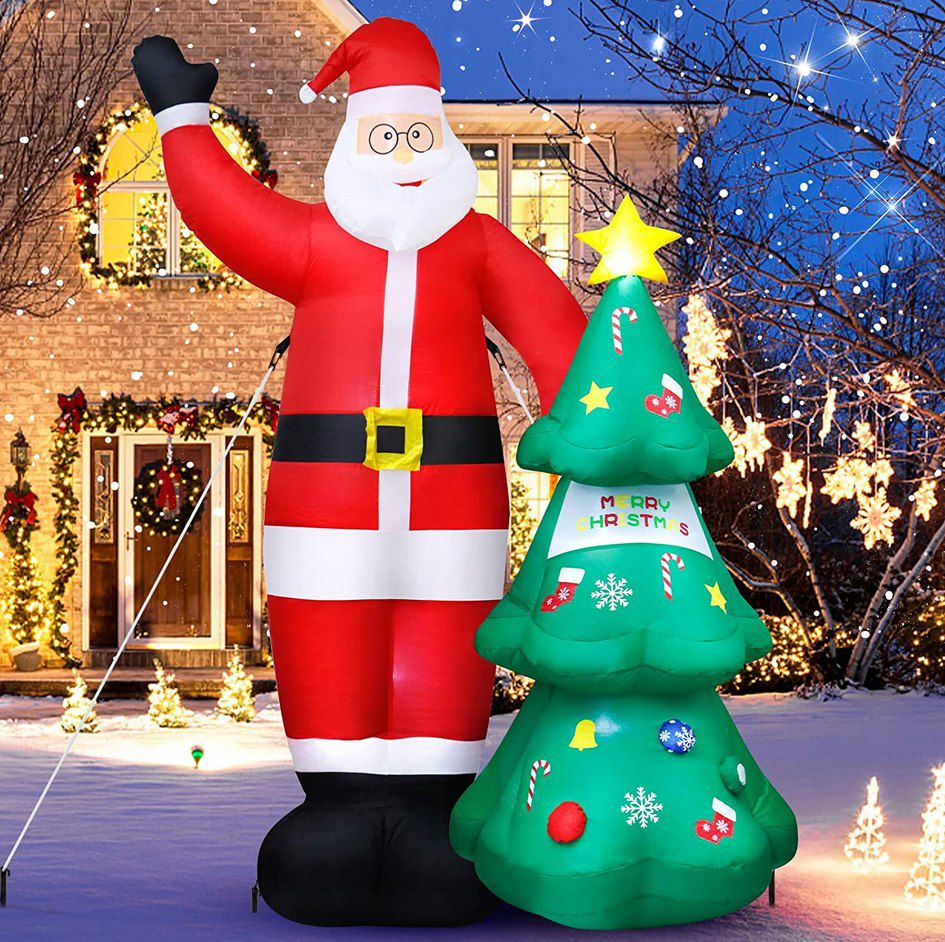 Aufblasbarer Weihnachtsmann + Weihnachtsbaum (240cm) mit Beleuchtung + Pumpe für 31,19€ (statt 50€)