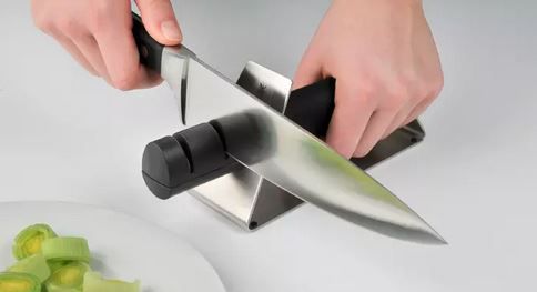 WMF Gourmet Messerschärfer mit 2 Stufen Schliff ab 19,99€ (statt 30€)