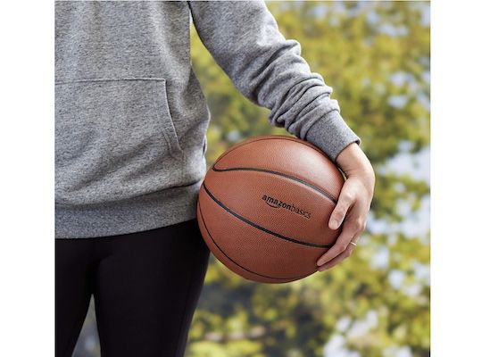 Amazon Basics – Basketball mit 75cm Umfang + Ballpumpe für 16,60€ (statt 23€)   Prime