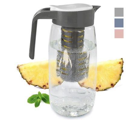 1,5L Wasserkaraffe aus Kunststoff mit Obsteinsatz für 11,99€ (statt 15€)